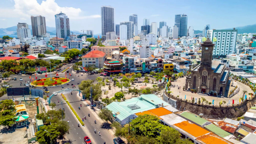 Nha Trang Cathedral’s prime location atop a 12-meter-high hill provides visitors with panoramic views of the lively cityscape, tranquil coastline, and distant mountain ranges